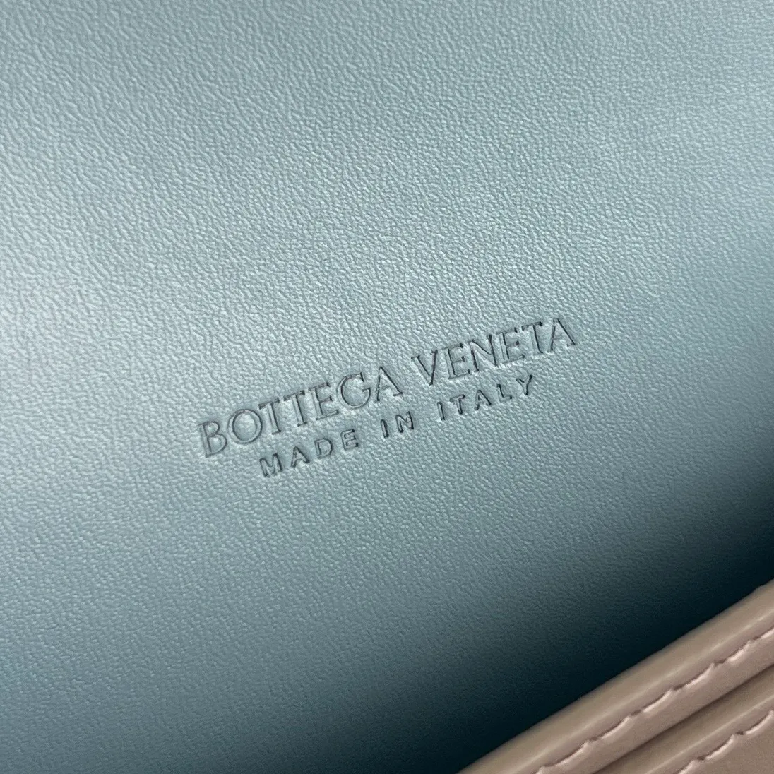 #Bv new large grid woven business card holder. 679849 This large weave is really simple and elegant. It is made of soft cowhide and has fine weaving technology. It opens and closes with a flip-top gold buckle. There is a main card slot inside to hold change/cards and a small card slot to hold 2.3 business cards. It is compact and convenient. It is very suitable to be placed in a small bag for spring and summer. 💕Size 12.5x7.5 p520